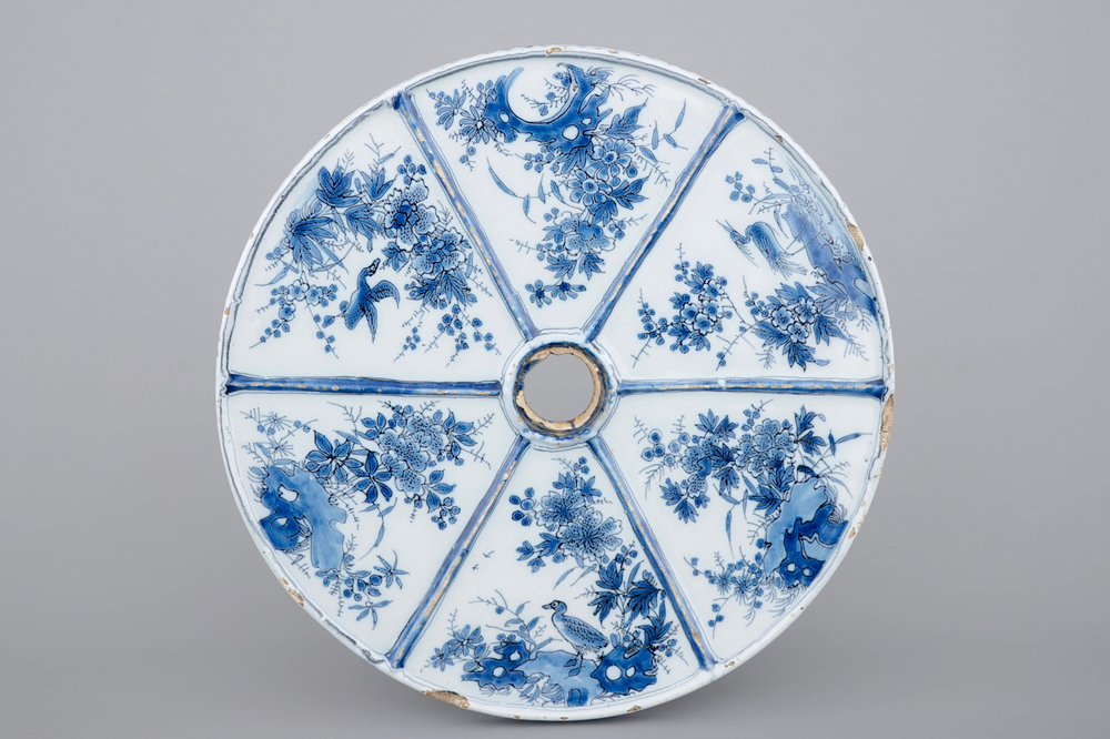Un pr&eacute;sentoir rond en fa&iuml;ence de Delft bleu et blan, 17&egrave;me si&egrave;cle